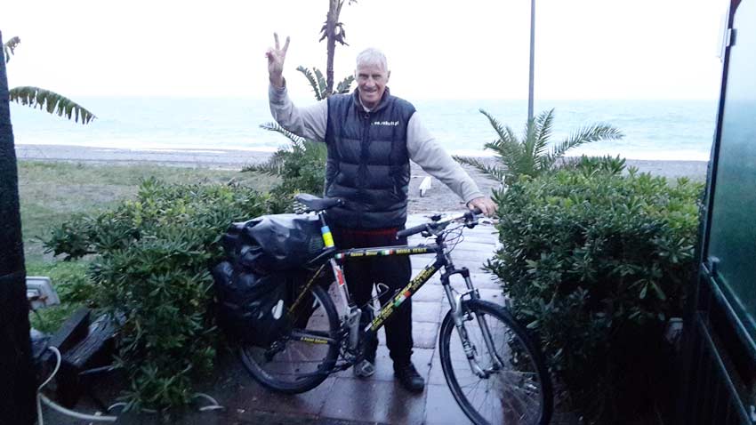 Sedici anni in bicicletta, 150 Paesi attraversati, oltre 250 mila km percorsi: il viaggio di Janus River incontra la Sicilia
