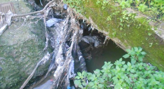 Giarre, scolmatore intasato: reflui fognari nel torrente Macchia. Diffida al sindaco VIDEO FOTO
