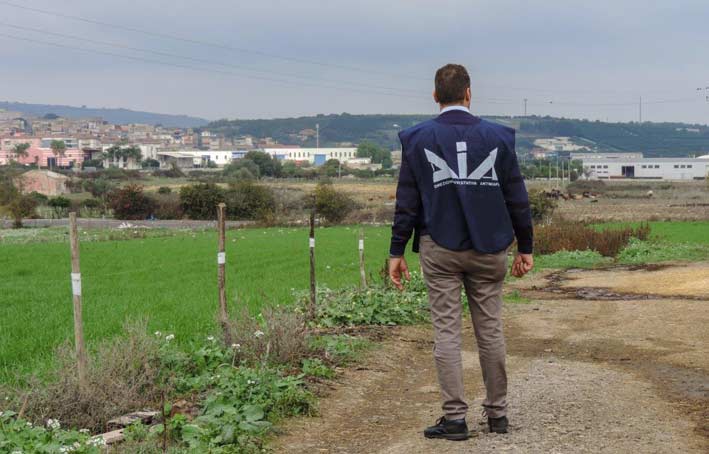 Agricoltura e caporalato: sequestrati beni per 10 milioni di euro ad un imprenditore di Paternò