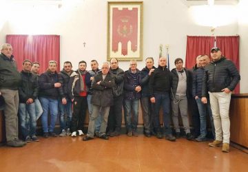 Randazzo: gli operatori ecologici senza stipendi occupano l&rsquo;aula consiliare