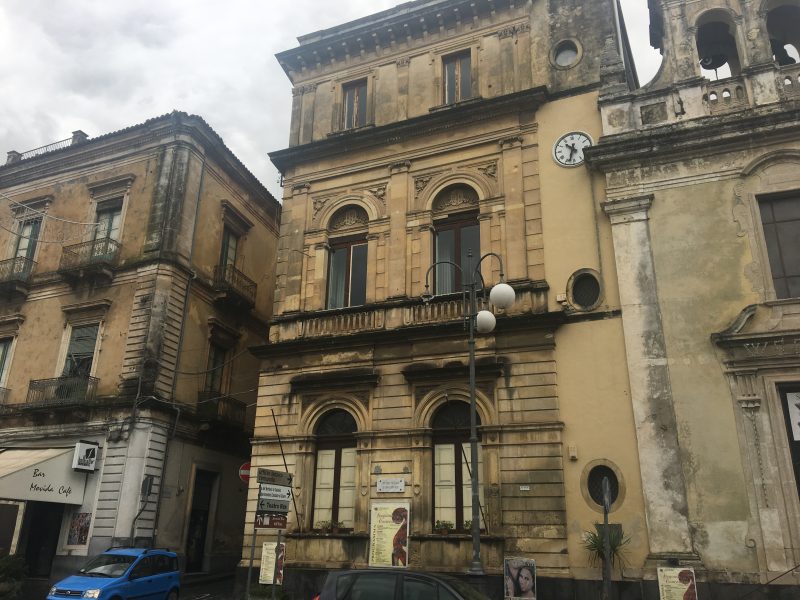 Giarre, è ormai “guerra fredda” tra la dirigente tecnica Leonardi e l’Amministrazione