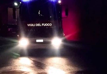 Giarre, guasto ad una tubazione idrica. Intervento dei Vigili del fuoco