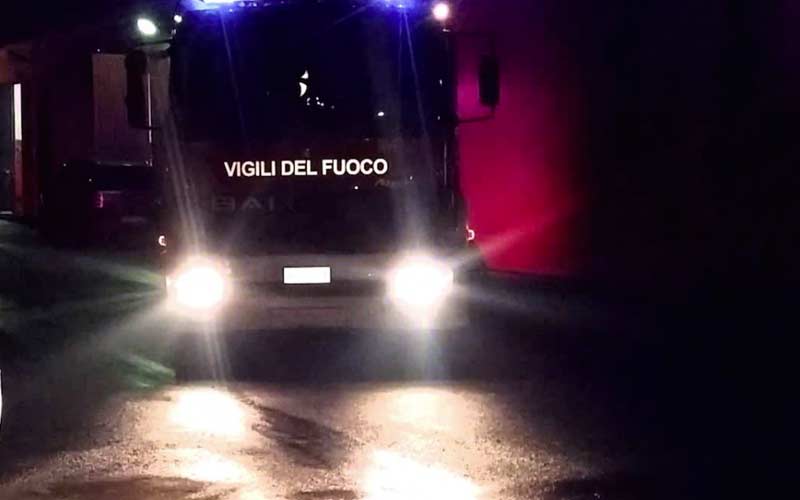Riposto, in fiamme un camion all’interno di un cantiere in corso Europa