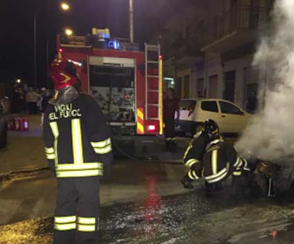 Mascali, a fuoco auto in via Musumeci