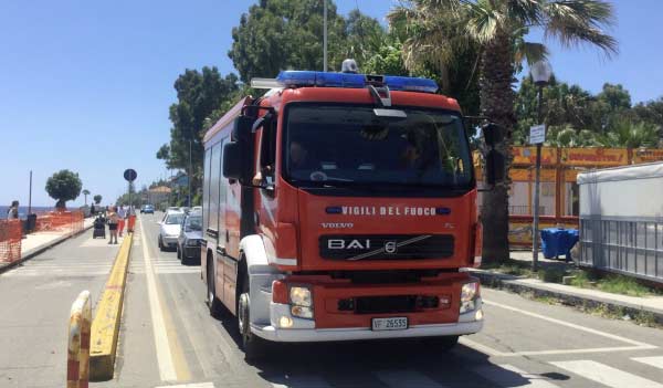 Vasto incendio nei pressi della Riserva di Fiumefreddo. Intervento in corso dei vigili del fuoco