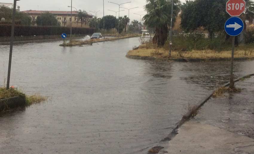 Allerta meteo a Giarre, strade deserte e scuole chiuse