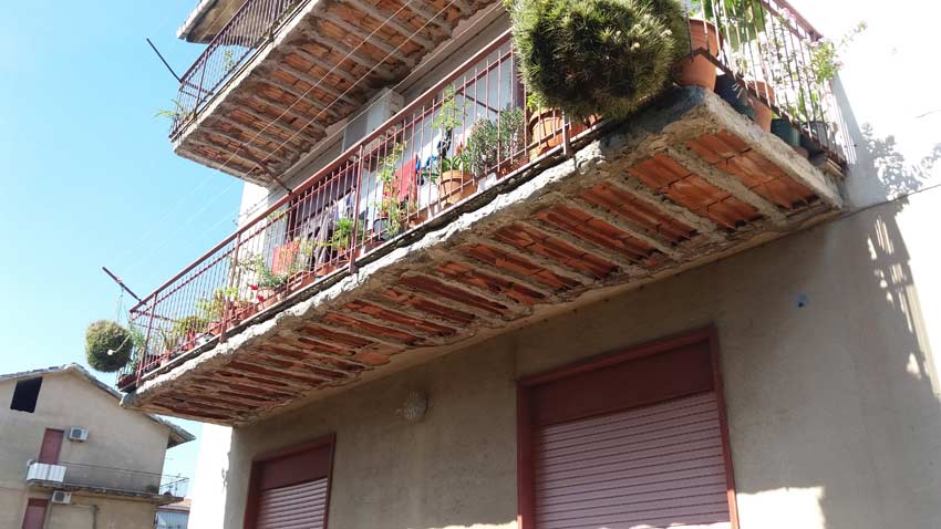 Mascali: continuano le proteste dei residenti degli alloggi popolari di via Ugo La Malfa