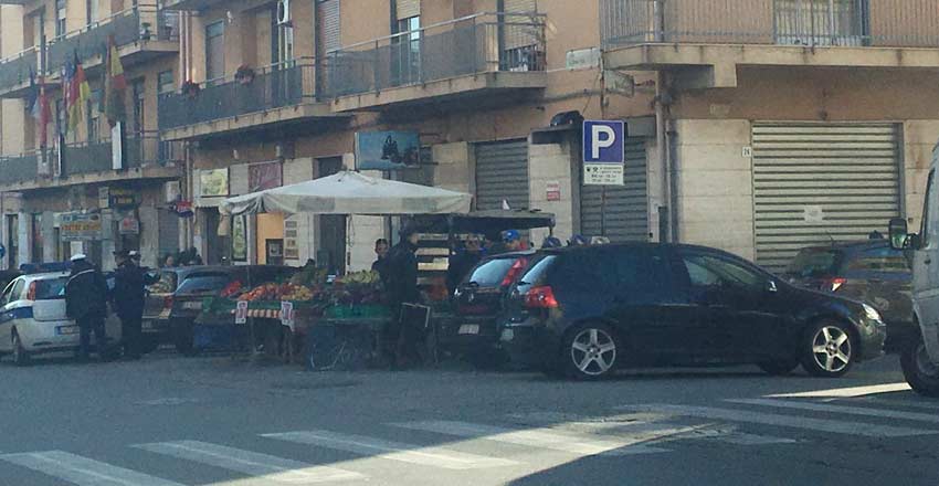 Giarre, operazione ambulantato abusivo: sanzioni per mille euro. Sequestrati 150 kg di arance e 170 casse di agrumi