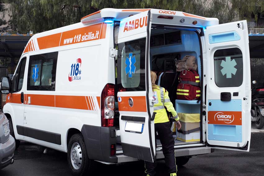 Scontro auto camion lungo via Mascali Riposto: ferita una 27enne