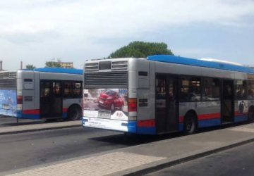 Blocca un bus, minaccia i passeggeri e poi si scaglia contro i Carabinieri. Arrestato