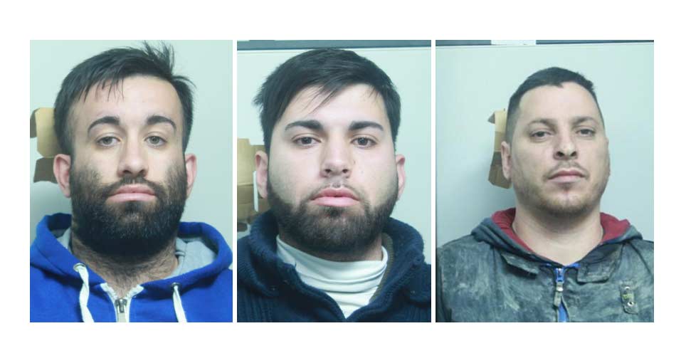 Catania, si spara ad una mano: arrestato insieme a due amici