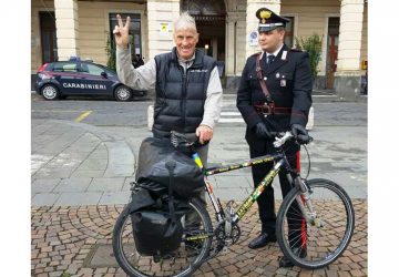 Gira il mondo in bici da 16 anni, ma a Riposto gliela rubano. I carabinieri trovano il ladro