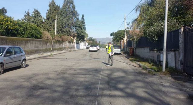 Mascali, “buche” nelle strade: singolare ma efficace iniziativa dei consiglieri d’opposizione