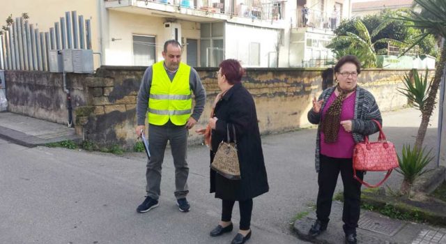 Mascali, “buche” nelle strade: singolare ma efficace iniziativa dei consiglieri d’opposizione
