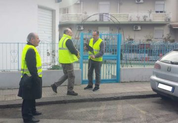 Mascali, &ldquo;buche&rdquo; nelle strade: singolare ma efficace iniziativa dei consiglieri d&rsquo;opposizione