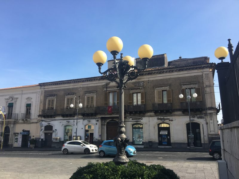 Giarre, piazza Duomo: salotto nel degrado