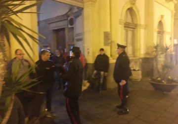 Giarre, alloggi via Carducci impianto fognario occluso: esplode la protesta. Gli inquilini sotto il Municipio VIDEO