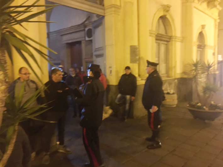 Giarre, alloggi via Carducci impianto fognario occluso: esplode la protesta. Gli inquilini sotto il Municipio VIDEO