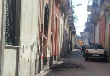 Riposto, a fuoco un appartamento in via Pace: accertamenti sulle origini del rogo