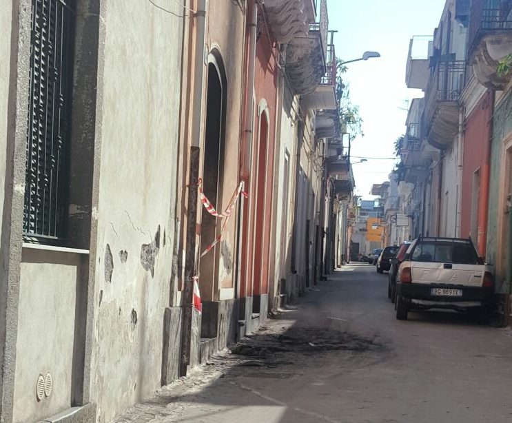 Riposto, a fuoco un appartamento in via Pace: accertamenti sulle origini del rogo