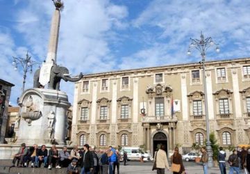 Catania, in azione squadre per ripulire i muri in via Crociferi