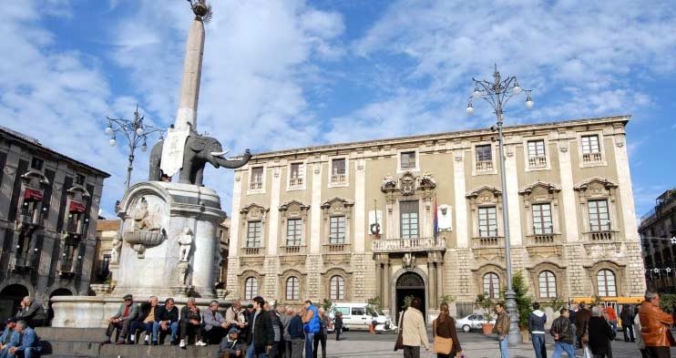 Catania, Comune al collasso: Pogliese scrive al premier Conte. Piccata risposta dei deputati del M5S