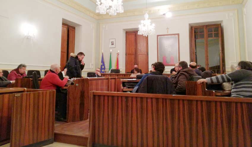 Riposto, in Consiglio Facchi si dichiara “indipendente”. Sui garage di via della Repubblica si torna indietro?