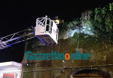 Giarre, crolla il tetto di un vecchio immobile VIDEO