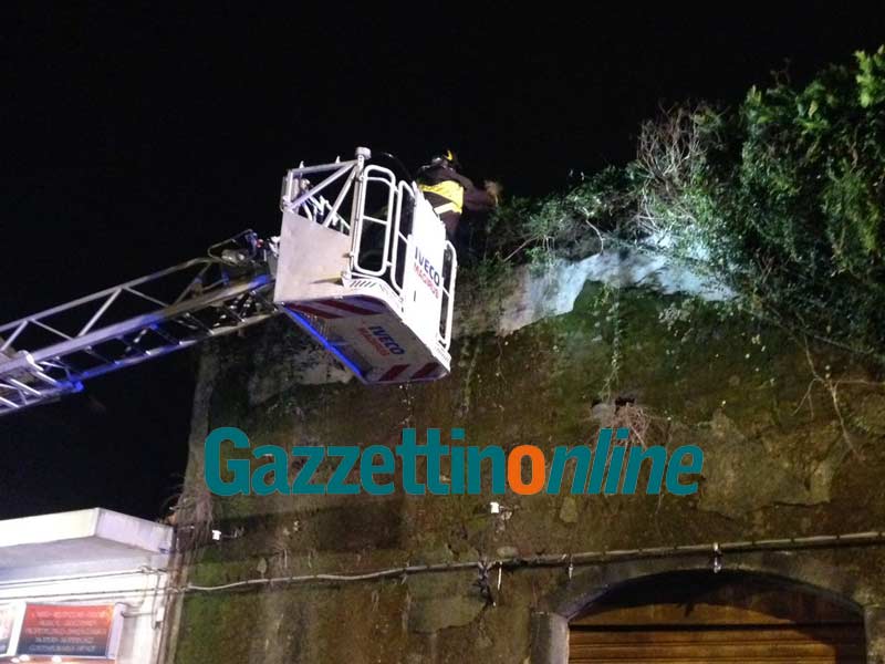 Giarre, crolla il tetto di un vecchio immobile VIDEO