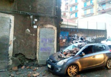 Maltempo a Catania: decine gli interventi dei vigili del fuoco. Crolli in un palazzo in via Volturno