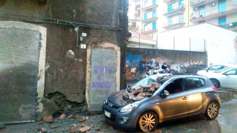 Maltempo a Catania: decine gli interventi dei vigili del fuoco. Crolli in un palazzo in via Volturno