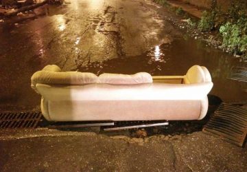 Giarre, allagamenti e voragini. Una citt&agrave; flagellata. Ed il cittadino si industria&hellip;