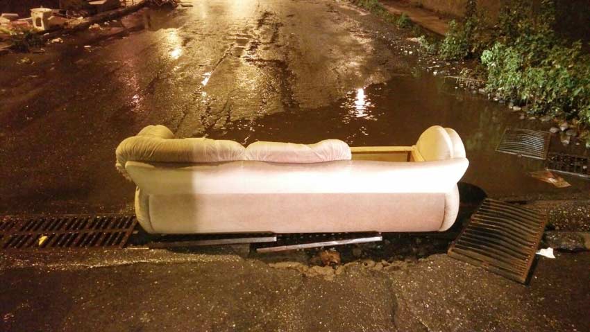 Giarre, allagamenti e voragini. Una città flagellata. Ed il cittadino si industria…