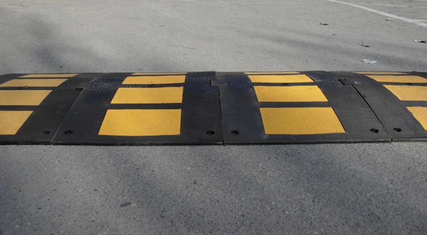 Giarre, crisantemi, bus navetta “fai da te” e dossi artificiali illegali. L’irresistibile settimana del sindaco