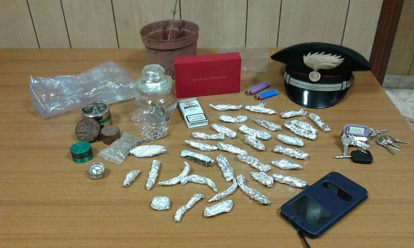 Nasconde la marijuana nell’armadio: il cane “Roy” la scova. Arrestato