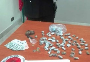 Beccato mentre confeziona la droga in casa: spacciatore in manette