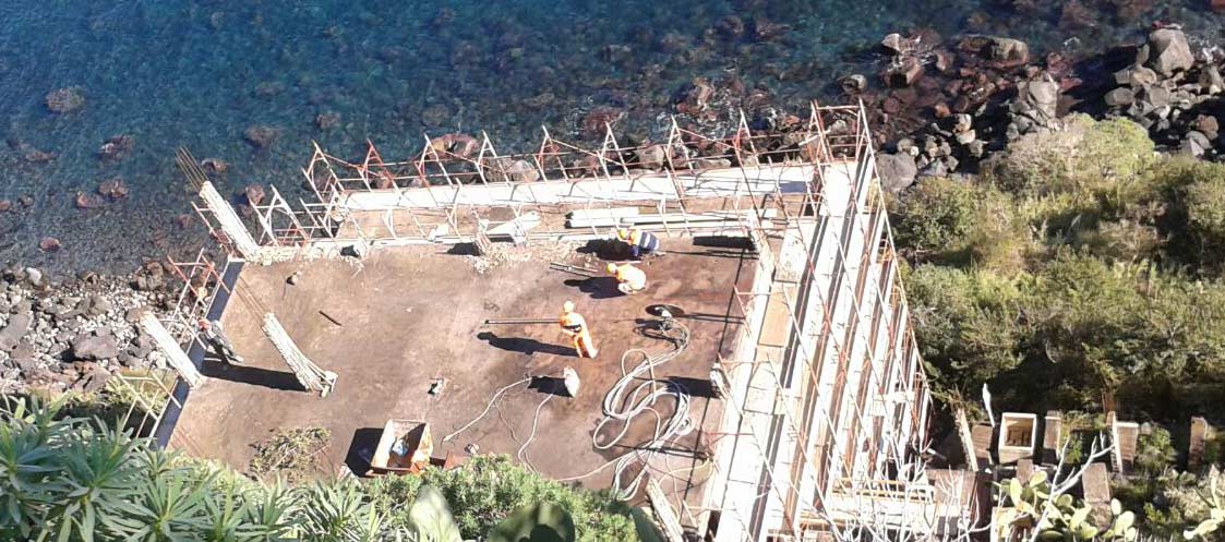 Acireale: iniziata la demolizione dell’“ecomostro” della Timpa