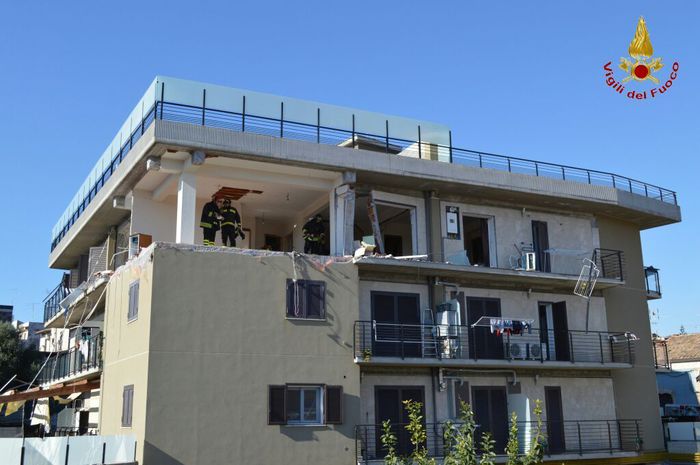 Tragedia sfiorata a Catania, esplosione in un palazzo: tre feriti. Diversi immobili danneggiati FOTO