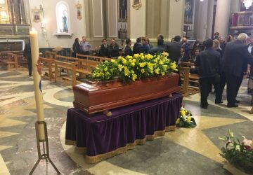 Giarre si ferma per Alfio Di Maria. Oggi pomeriggio i funerali al Duomo VIDEO