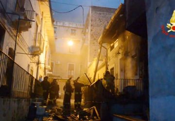 Catania: salvate da un incendio 5 persone e 1 cane VIDEO