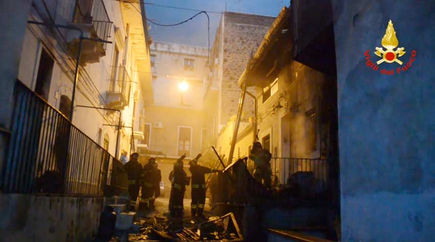 Catania: salvate da un incendio 5 persone e 1 cane VIDEO