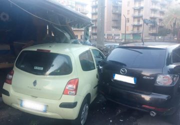 Giarre, incidente in via D’Azeglio: carambola una Renault Twingo