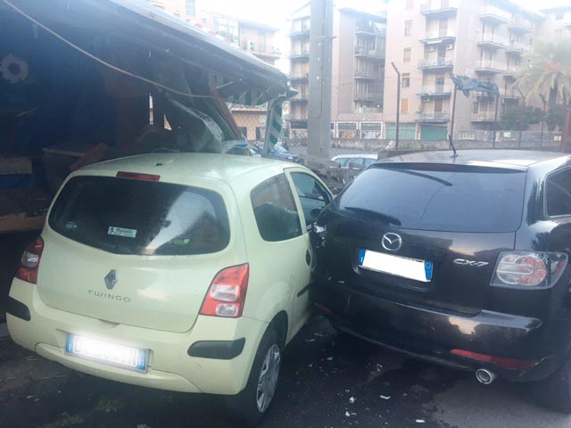 Giarre, incidente in via D’Azeglio: carambola una Renault Twingo