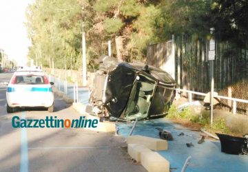 Mascali, auto cappotta sul lungomare di Fondachello