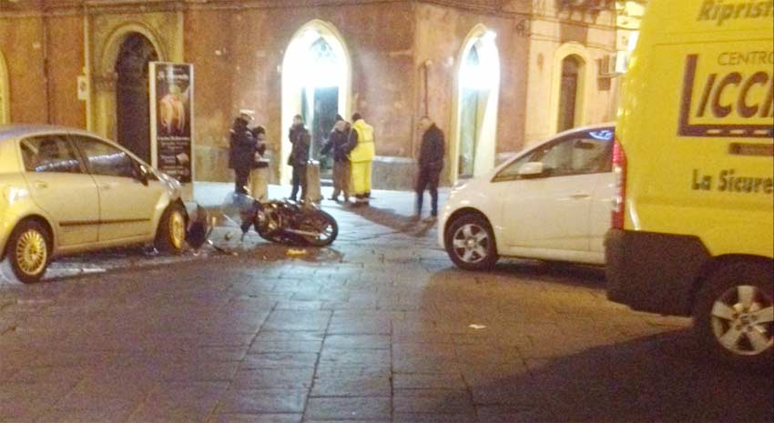 Giarre, violento scontro tra auto e scooter: un ferito