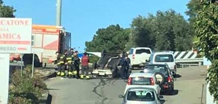 Acireale, incidente autonomo sul viale C. Colombo. Auto si ribalta