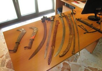 Fermato alla stazione con un arsenale di armi bianche: denunciato