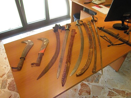 Fermato alla stazione con un arsenale di armi bianche: denunciato