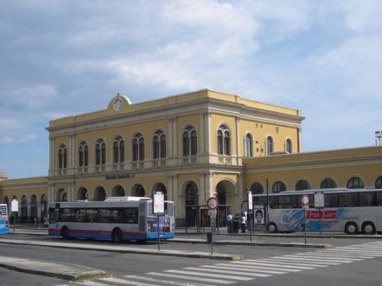 Catania, tenta di impiccarsi alla stazione. Salvato dalla polizia