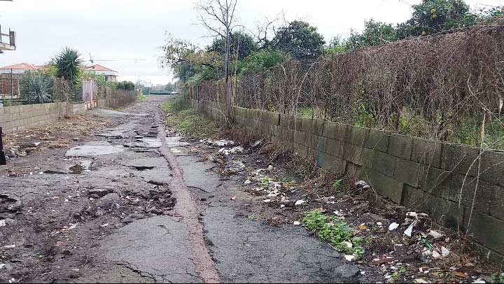 Mascali, via Giacomo Matteotti è una pista da motocross